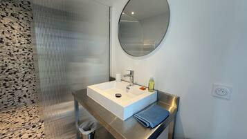 Serviettes fournies, savon, papier toilette