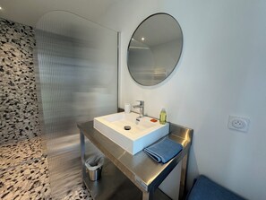 Serviettes fournies, savon, papier toilette