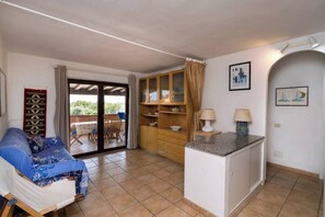 Living area - Spacious and comfortable apartment by the sea (Golfo di Marinella)
