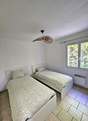 3 bedrooms, iron/ironing board, WiFi, bed sheets