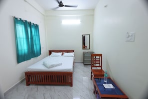 Quarto casal clássico, sacada, vista para a cidade | Escrivaninha, Wi-Fi de cortesia