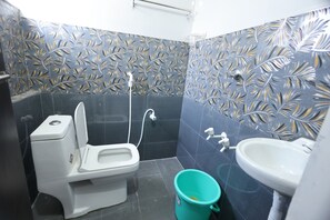 Quarto casal clássico, sacada, vista para a cidade | Banheiro | Toalhas de banho
