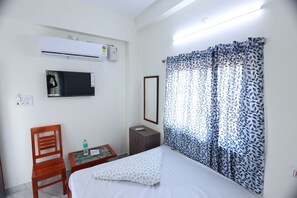 Phòng đôi phong cách cổ điển, ban công, quang cảnh thành phố | Bàn, truy cập Internet không dây miễn phí