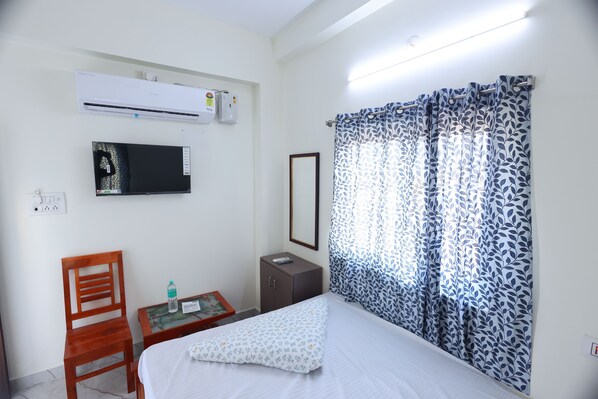 Classic Double Room, Balcony, City View | Desk, free WiFi