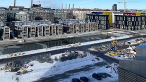 A view of a waterfront area with buildings, a river, and snow on the ground. - Twin with city views (Helsinki)