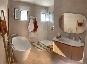 Regadera, secadora de cabello, toallas, papel de baño 