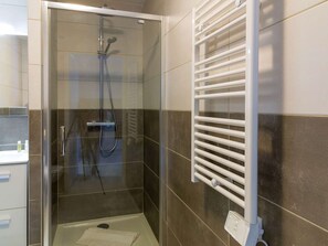 Sèche-cheveux, serviettes fournies