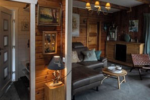 Televisión, chimenea, futbolito y libros 