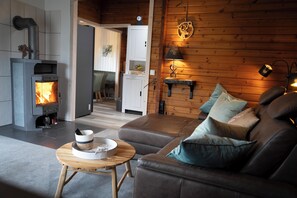 テレビ、暖炉、テーブルサッカー台、書庫