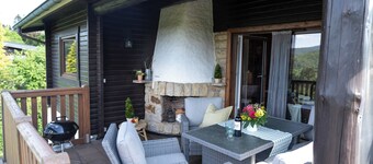 Log cabin for families & friends - with garden, fireplace & terrace