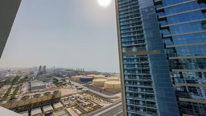 Un bâtiment moderne doté d’une façade en verre et offrant une vue dégagée sur le quartier industriel environnant.