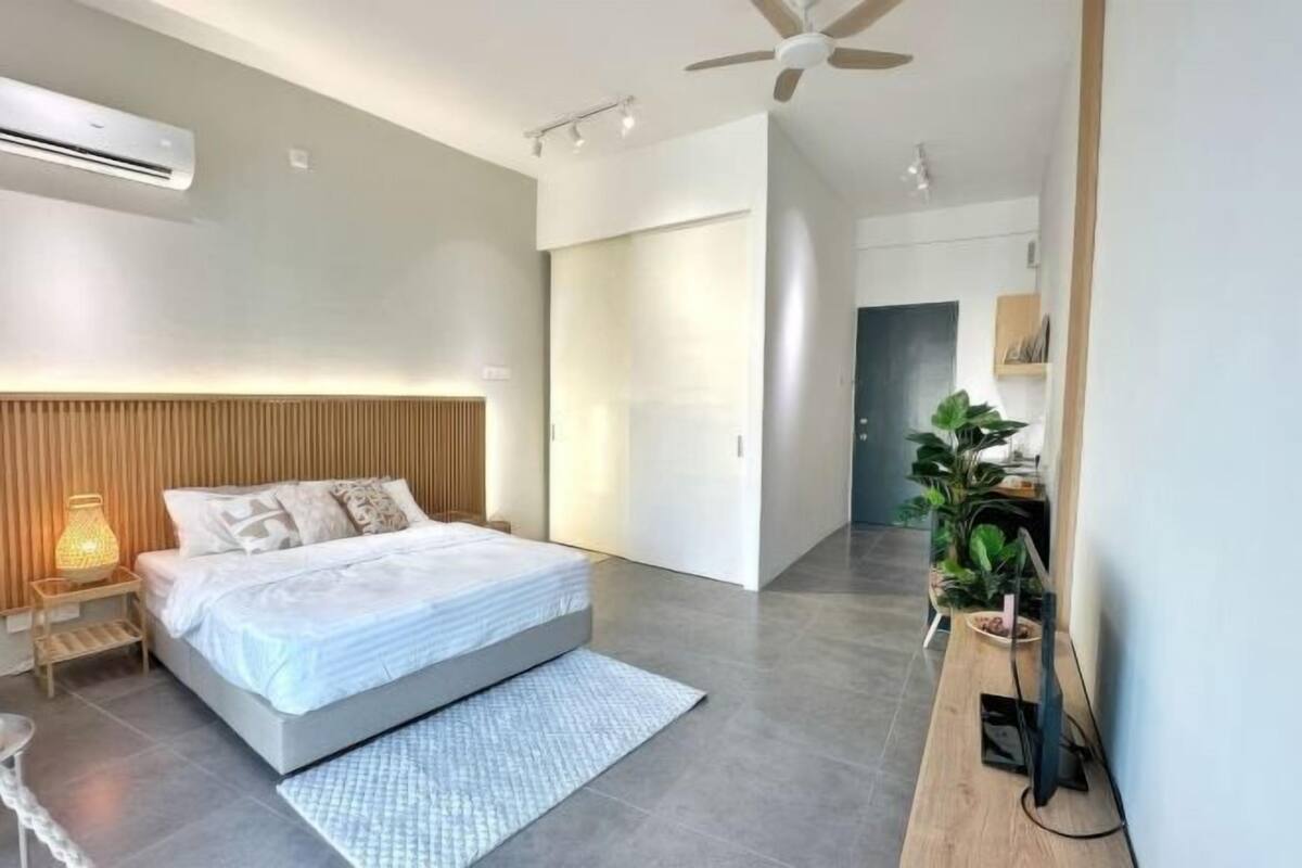 Meja kerja, ruang kerja ramah laptop, Wi-Fi gratis, dan seprai linen