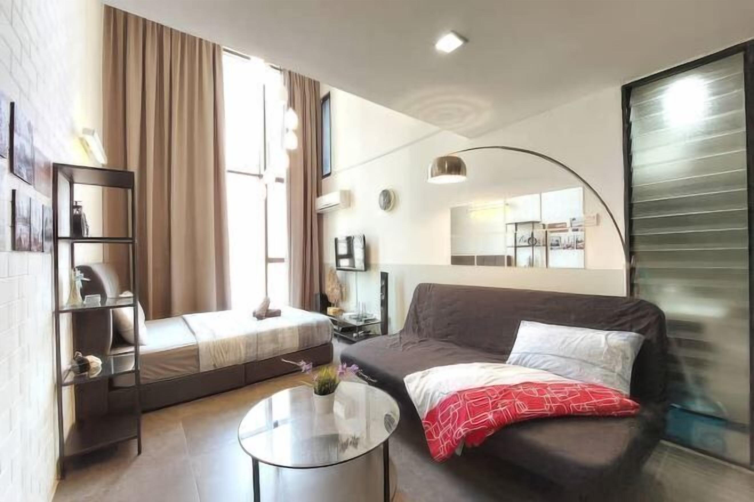 Escritorio, espacio para trabajar con laptop y wifi gratis 