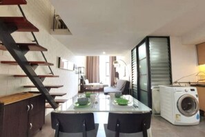 Deluxe Studio, 2 Queen Beds, Kitchen, City View | In-room dining