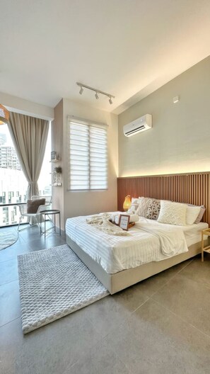 Estudio superior, 1 cama de matrimonio, cocina, vistas a la ciudad | Escritorio, espacio para trabajar con un portátil, wifi gratis