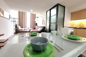Studio Deluxe, 2 grands lits, balcon, vue ville | Restauration dans la chambre