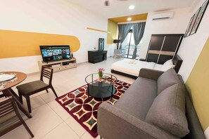 Superior studio, 1 queensize bed, balkon, uitzicht op stad | Woonruimte