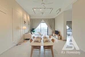 Superior Apartment, 3 Bedrooms, Balcony, City View | Makan dalam bilik