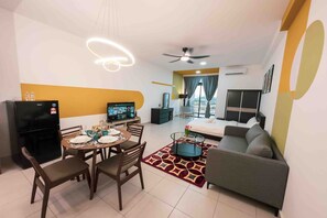 Superior studio, 1 queensize bed, balkon, uitzicht op stad | Dineren in de kamer