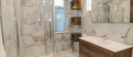 Cottage | Bathroom | Shower