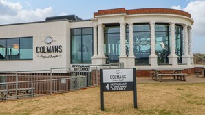 Un ristorante chiamato 'Colmans', con un cartello che indica l'ingresso e vista dell'esterno dell'edificio.