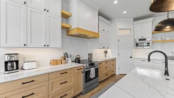 Jääkaappi, mikroaaltouuni, uuni, liesi