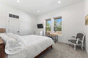 4 makuuhuonetta, työpöytä, silitysrauta/-lauta, ilmainen Wi-Fi