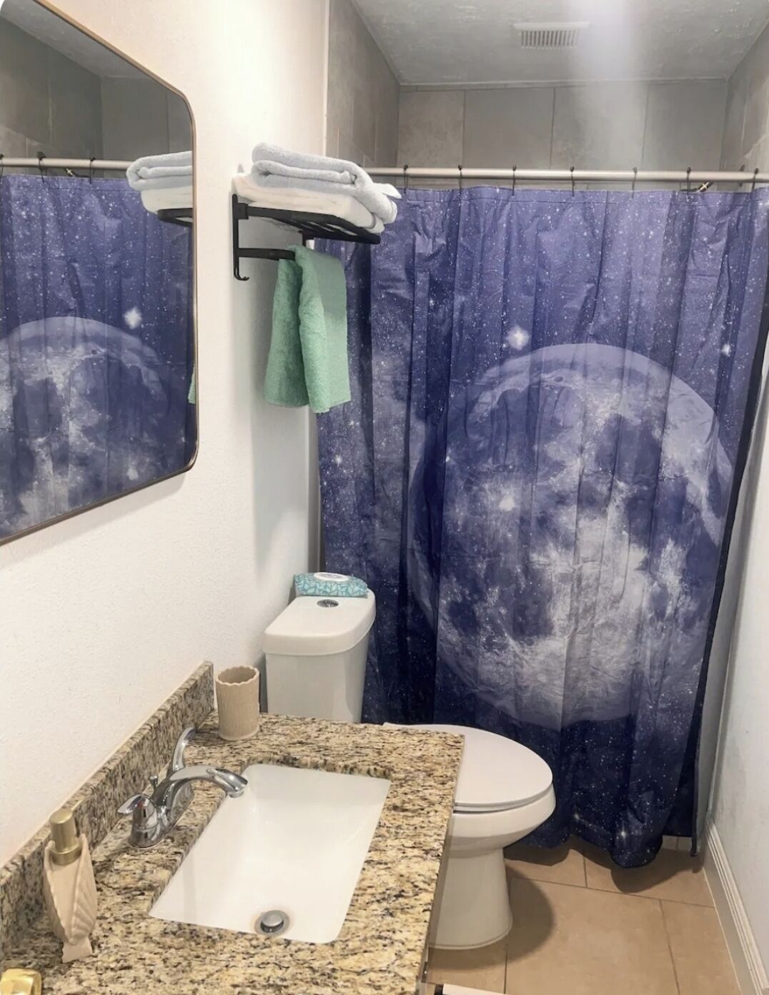 Dusch, hårtork, handdukar och tvål