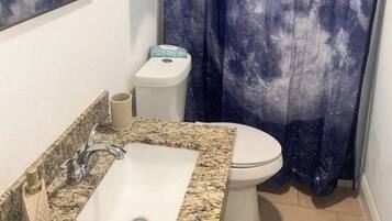 Dusch, hårtork, handdukar och tvål