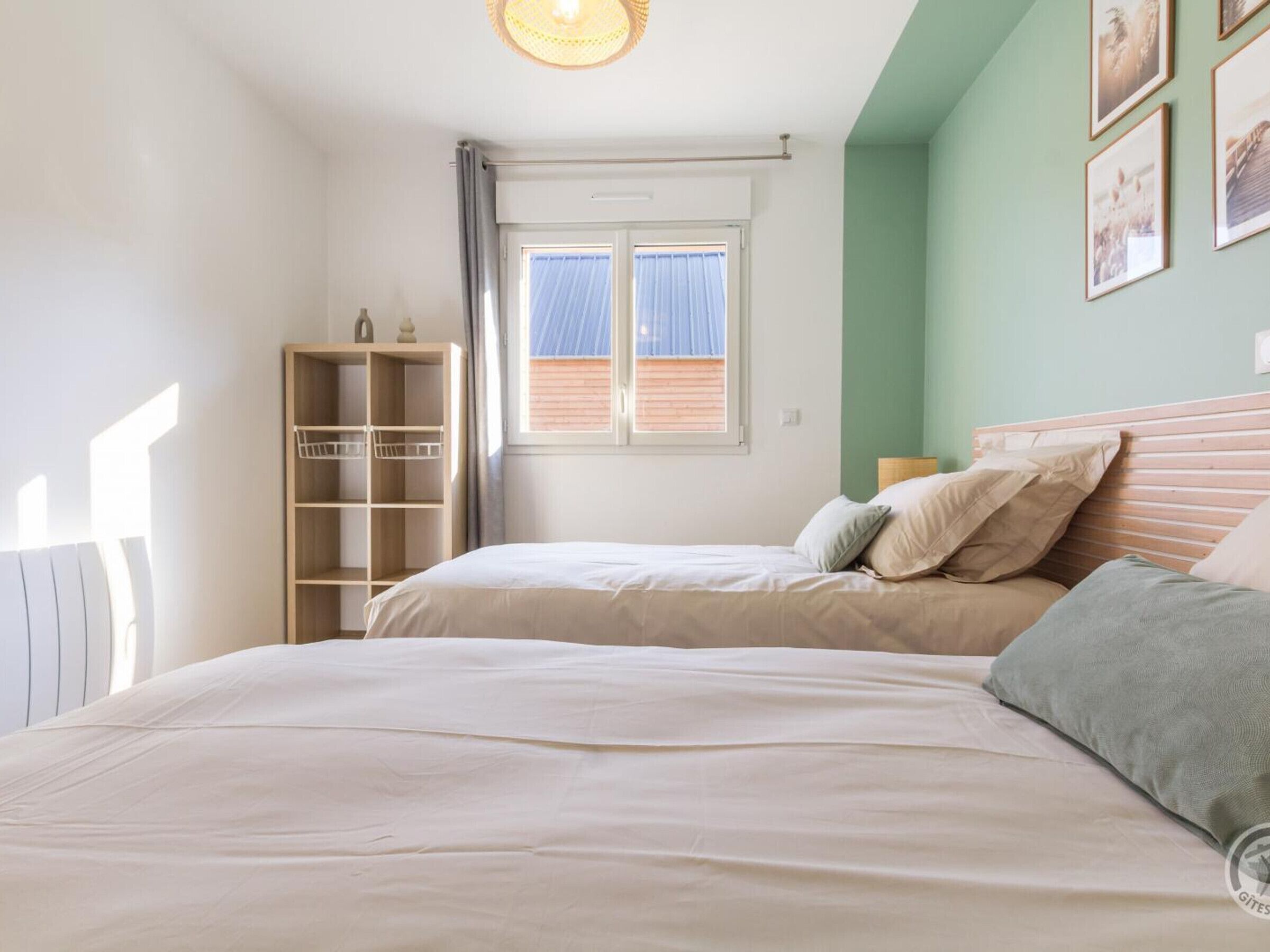 Een slaapkamer met een bed, een garderobe en een raam met gordijnen.
