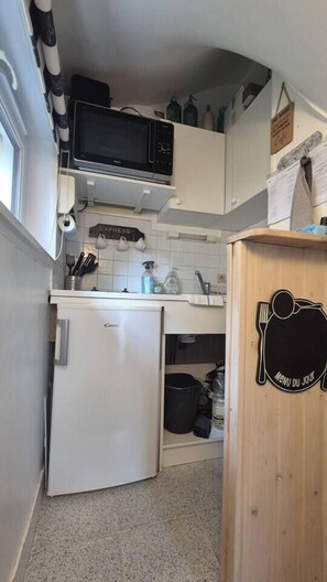 Frigorífico, microondas, horno y cafetera o tetera