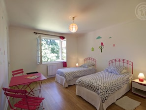 3 bedrooms, free WiFi - Modern cottage with garden and ping pong (Nervieux)