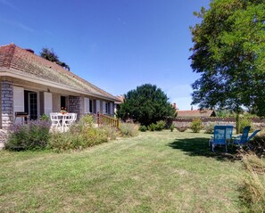 Outdoor dining - Modern cottage with garden and ping pong (Nervieux)