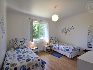 3 bedrooms, free WiFi - Modern cottage with garden and ping pong (Nervieux)