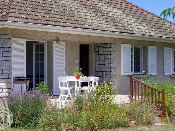 Outdoor dining - Modern cottage with garden and ping pong (Nervieux)