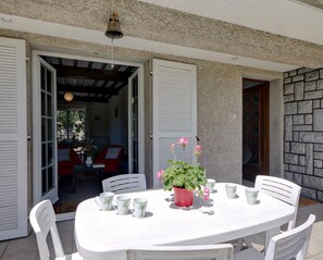 Outdoor dining - Modern cottage with garden and ping pong (Nervieux)