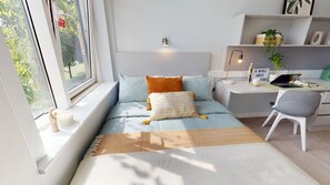 Un dormitorio moderno con una cama, una mesita de noche y un escritorio con una silla.