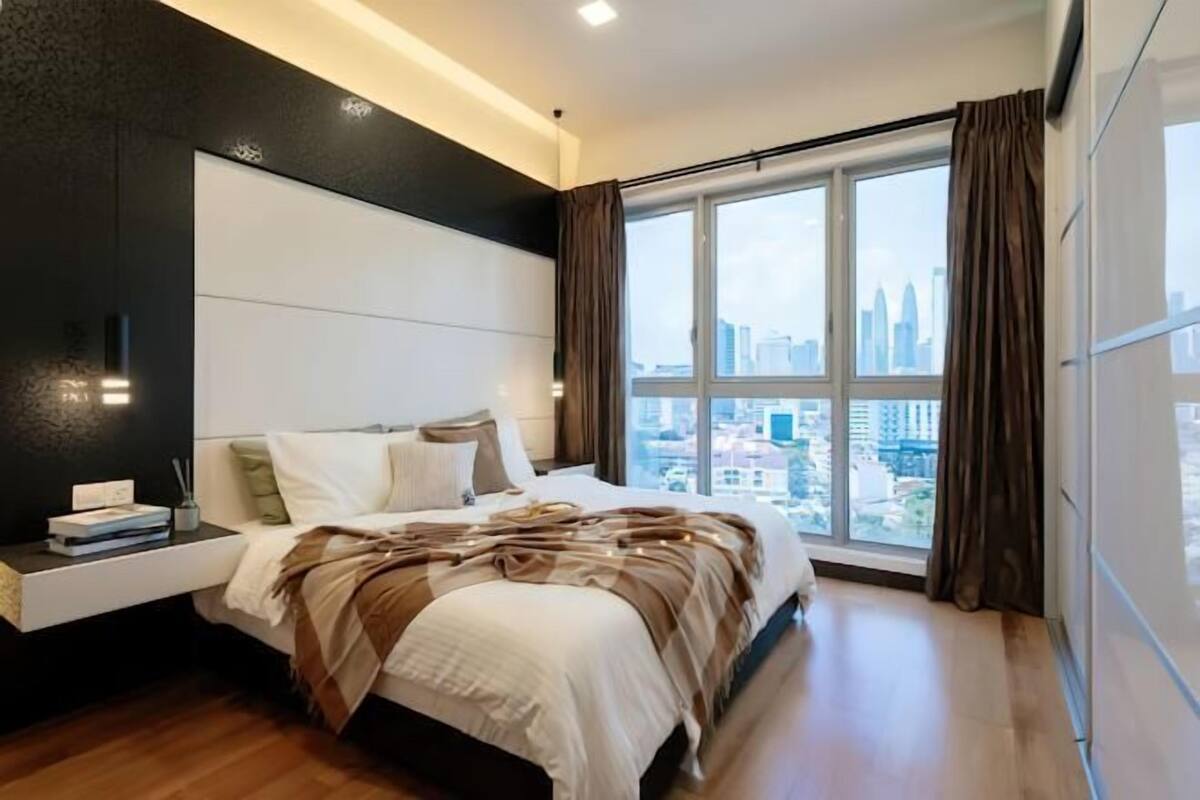 Desk, laptop workspace, free WiFi, bed sheets
