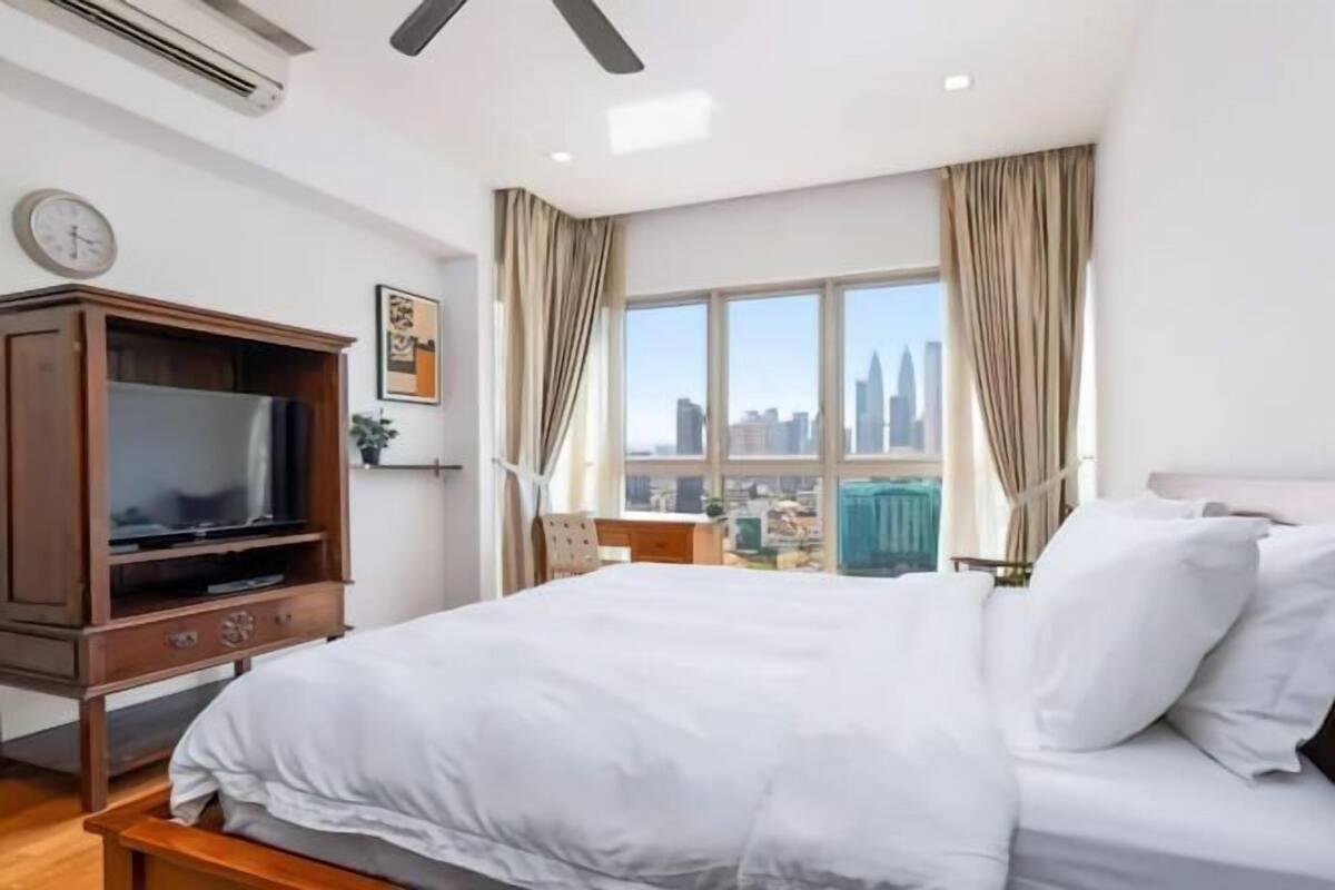 Desk, laptop workspace, free WiFi, bed sheets