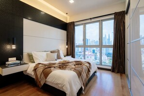 Desk, laptop workspace, free WiFi, bed sheets - Regalia Residence KL Infinity Pool (Kuala Lumpur)