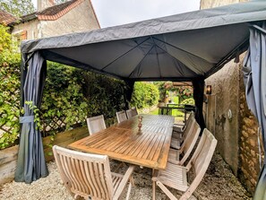 Outdoor dining - Charming cottage in Berry with jacuzzi and terrace (Le Blanc)