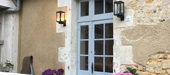 Charmantes Ferienhaus in Berry mit Jacuzzi und Terrasse