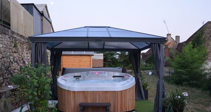 Charmantes Ferienhaus in Berry mit Jacuzzi und Terrasse