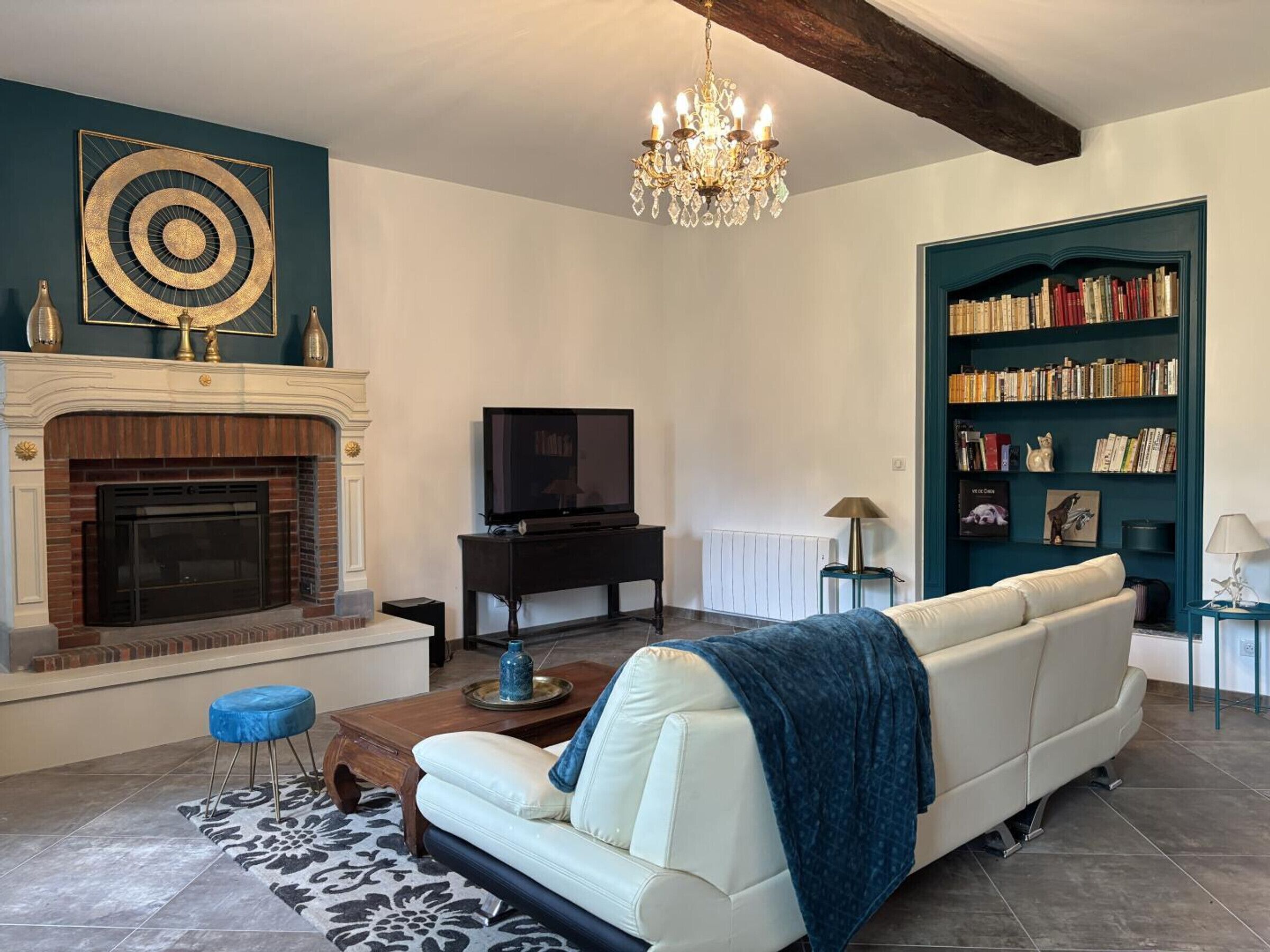 Televisie en een open haard