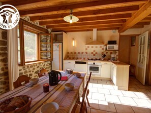 Fridge, microwave, dishwasher - 19th Century Authentic House with Garden, Pets Allowed (Saint-Didier-sur-Rochefort)