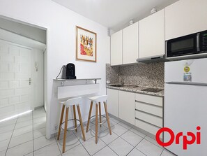 Frigorífico, microondas y placa de cocina