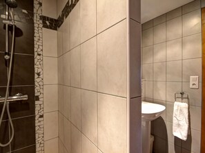 Bathroom - Charming house with terrace and garden, child and pet friendly (Panissières)