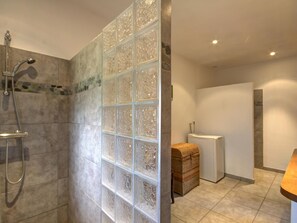 Bathroom - Charming house with terrace and garden, child and pet friendly (Panissières)