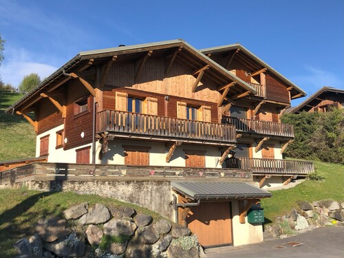 2-bed apartment, mezzanine, Mont Blanc view, village nearby, parking