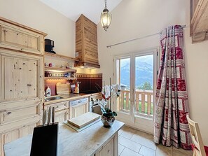 Een koelkast, een oven, een kookplaat, een vaatwasser